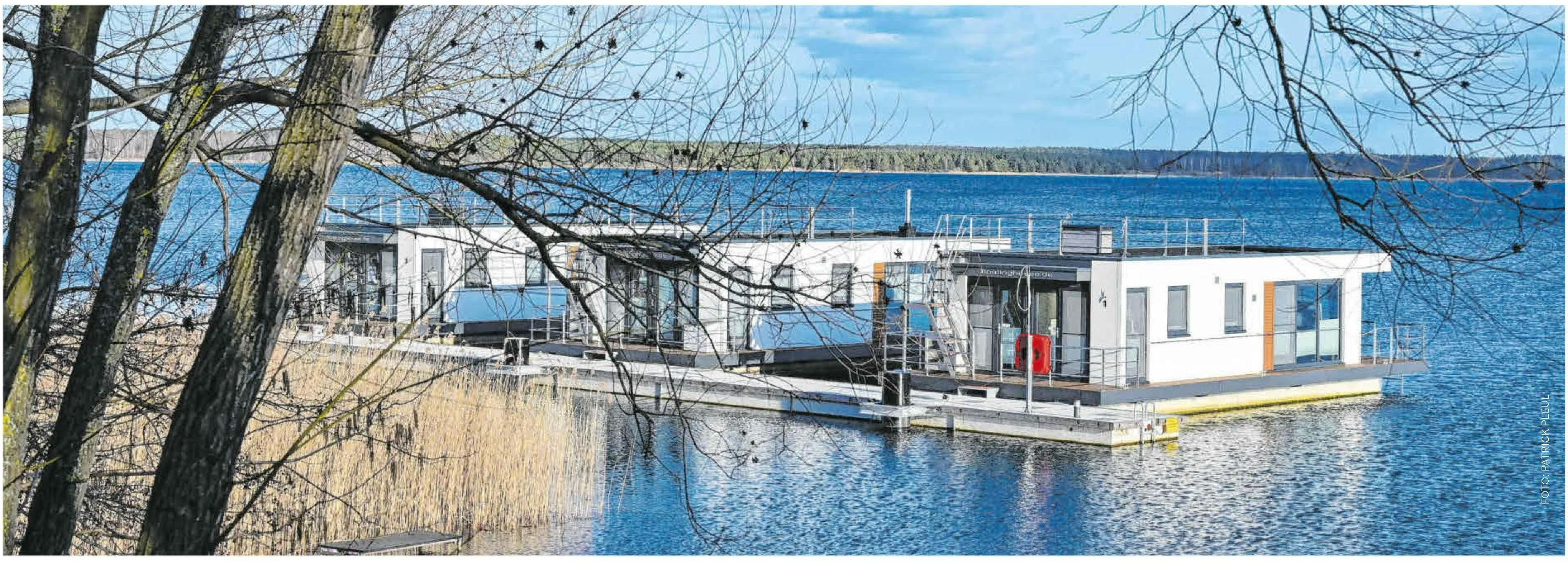 Auf dem Gräbendorfer See gibt es bereits schwimmende Ferienwohnungen. Das Vorhaben gehörte zu den 24 Projekten der Internationalen Bauausstellung (IBA) in der Niederlausitzer Bergbaufolgelandschaft. 