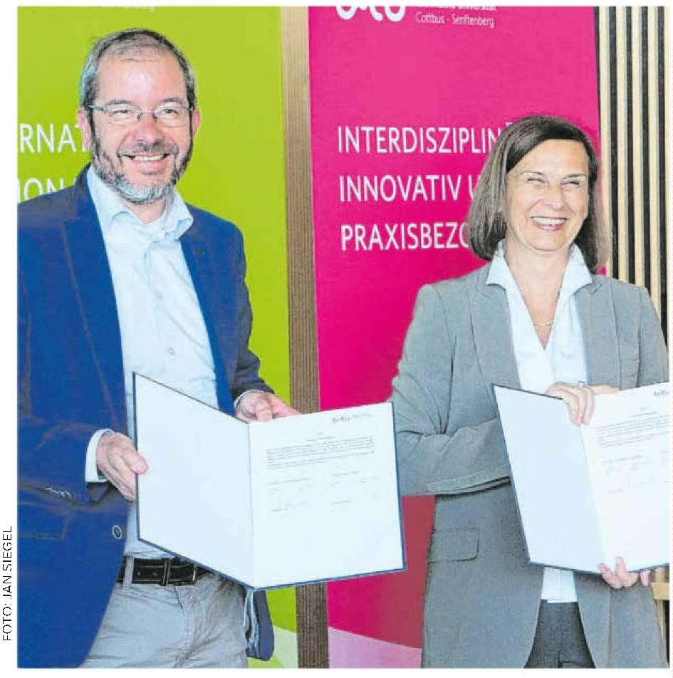 Kai Buchwald, Projektleiter Personal für das neue Werk Cottbus von  der DB Fahrzeuginstandhaltung, und BTU-Präsidentin Prof. Gesine  Grande haben eine Kooperation für das duale Studieren vereinbart.