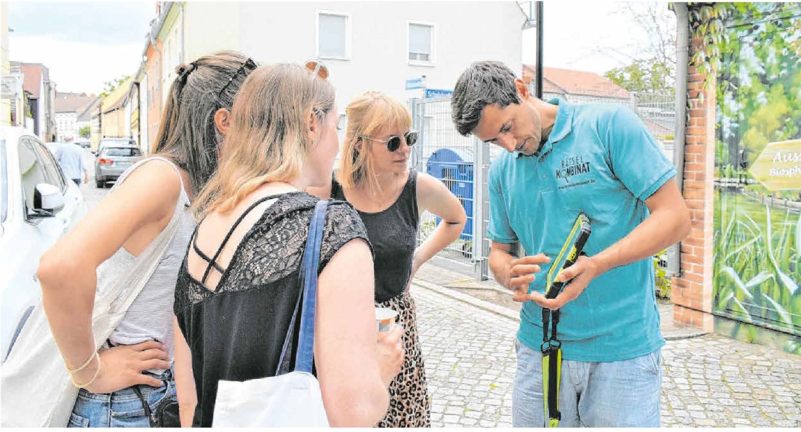 Die Tour führt diese Gruppe aus Lübbenau auf die Spuren eines Diebs. Max Kröning (rechts) aus Cottbus erklärt, wie die Rätsel-Route funktioniert.