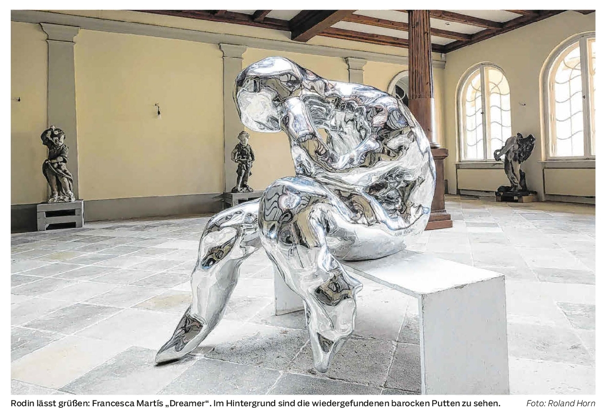 Rodin lässt grüßen: Francesca Martís „Dreamer“. Im Hintergrund sind die wiedergefundenen barocken Putten zu sehen.