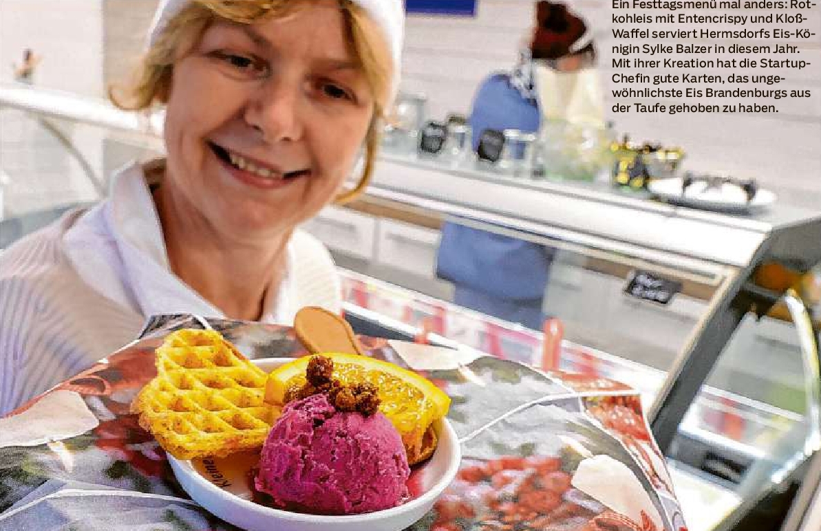 Ein Festtagsmenü mal anders: Rotkohleis mit Entencrispy und Kloß Waffel serviert Hermsdorfs Eis-Königin Sylke Balzer in diesem Jahr. 