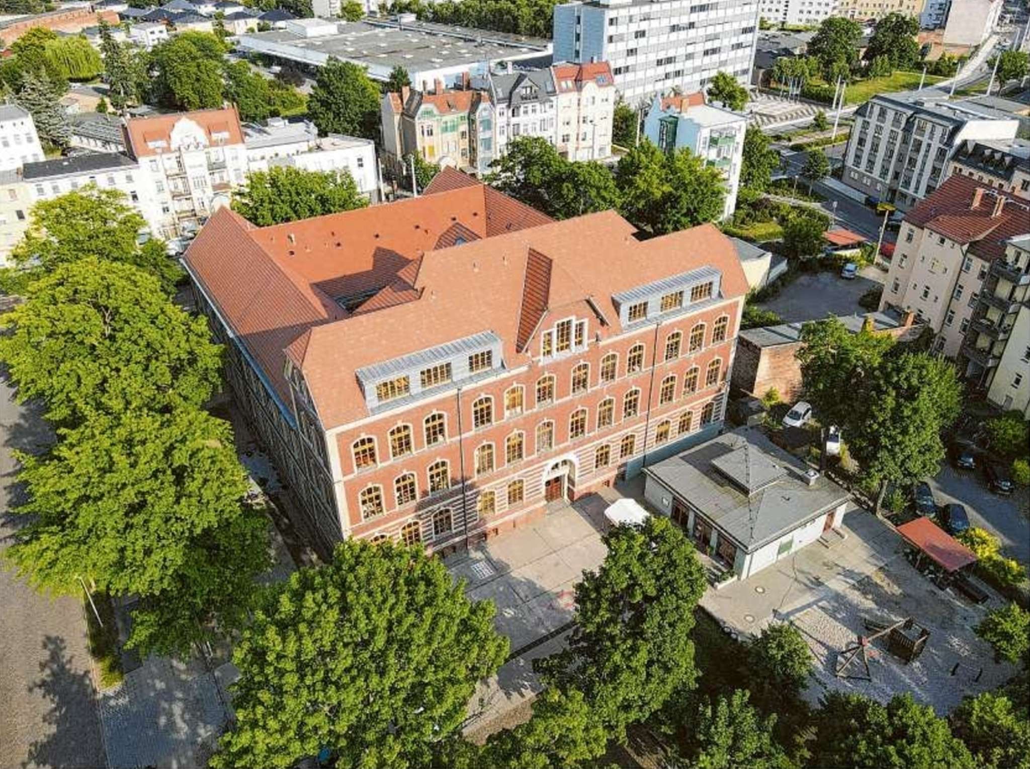 Blick aus der Luft auf die „Bewegte Grundschule“ in der Straße der Jugend in Cottbus. Der Träger hat sein Angebot um eine Oberschule erweitert. Die Nachfrage nach Plätzen ist groß