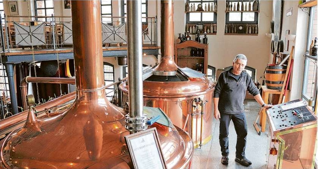 Fünf bis sechs Wochen darf das Bier reifen, bevor es in der Spreewälder Privatbrauerei 1788 in Schlepzig ausgeschenkt wird. Braumeister Uwe Zech arbeitet direkt in der Gaststube.