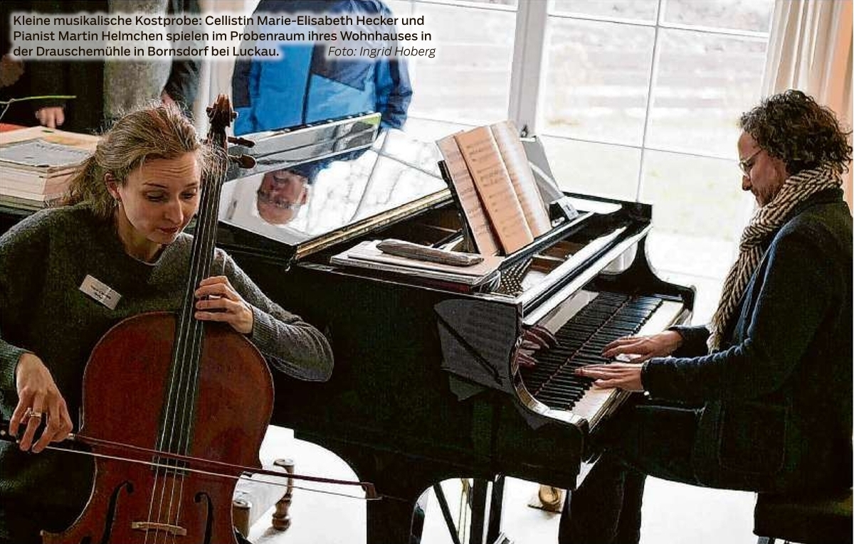 Kleine musikalische Kostprobe: Cellistin Marie-Elisabeth Hecker und Pianist Martin Helmchen spielen im Probenraum ihres Wohnhauses in der Drauschemühle in Bornsdorf bei Luckau. 