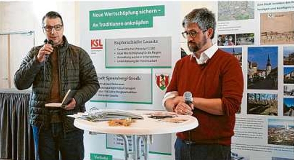 Fragen zum geplanten Kupferbergbau in Spremberg haben Einwohner. Unter ihnen Roger Paulisch (l.), der von Blas Urioste von der Kupferschiefer Lausitz GmbH (KSL) gern mehr zu dem Projekt und möglichen Risiken wissen wollte.