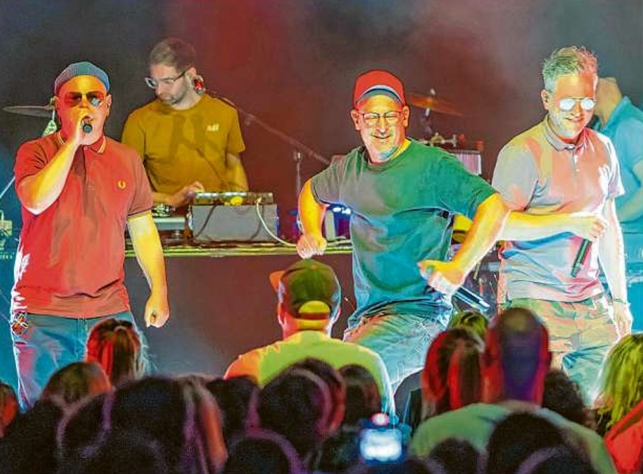 Fettes Brot im Cottbuser Glad-House: Mögen die Spiele beginnen! An der Choreografie für „Beste Rapper“ feilt die Band live vor Publikum. 