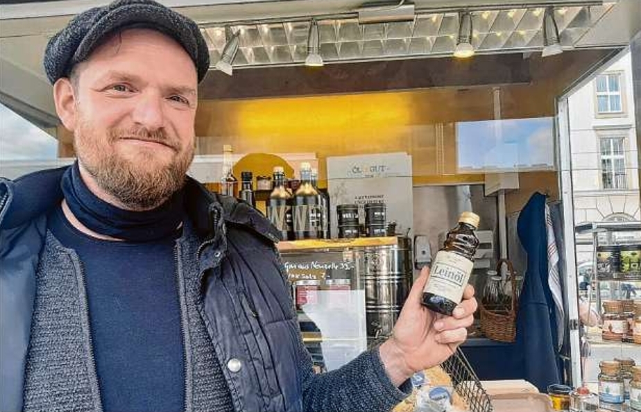 Leinöl-Hersteller Mathias Kloß aus Ströbitz mit seinem Beststeller „Öl & Gut - Kaltgepresst & Ungefiltert“ auf dem Wochenmarkt Anfang Mai in Cottbus.