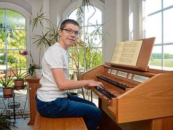 Mit dem Erwerb einer Heimorgel hat Vinzent Schultze jetzt rund um die Uhr Gelegenheit, sein Können als Organist zu vervollkommnen.