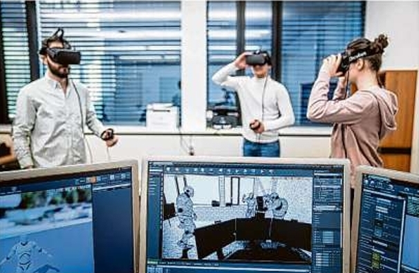 Studierende tauchen in die Welt der virtuellen Realität ein.