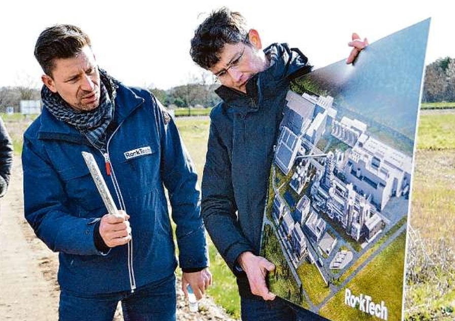 Rock-Tech-Sprecher André M. Mandel (l.) und Henrik Wende, der den Aufbau leitet, erläuterten während des ersten Spatenstichs, wie die Fabrik in Guben einmal aussehen soll.