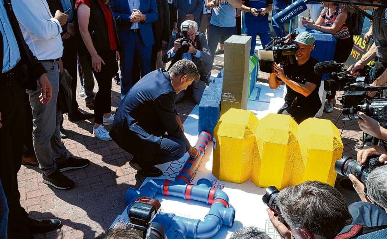 Eine Wasserstoffleitung für Jänschwalde: Bundeswirtschaftsminister Robert Habeck (Grüne), baut symbolisch mit an der Wasserstoffleitung für das innovative Speicherkraftwerk.