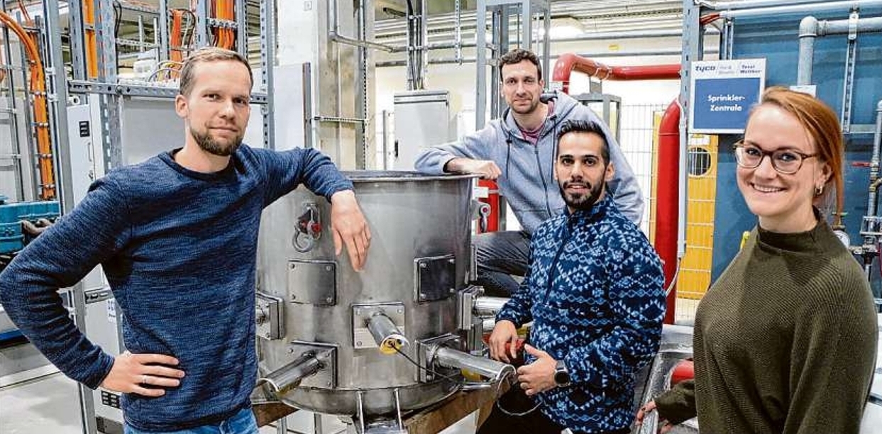 Ricardo Remus (l.) mit einem Teil seines Entwicklerteams in Cottbus. Herzstück der Sonocrete-Innovation ist der Reaktor, in dem ein ZementWasser-Gemisch verrührt und mit Ultraschall einige Minuten beschallt wird.