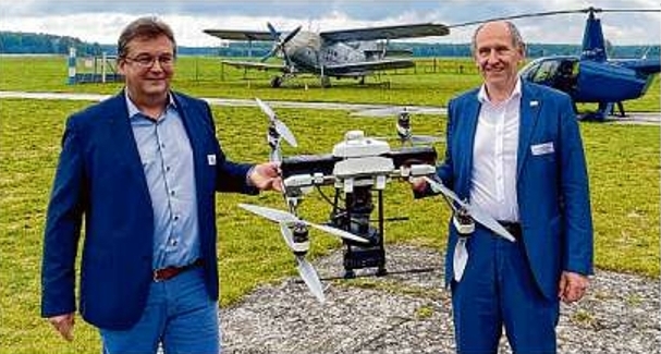 Torsten Schwieg, Geschäftsführer der Flugplatzgesellschaft Cottbus/Neuhausen mbH (links) neben Achim Friedl, dem Vorstandsvorsitzenden des Verbandes für unbemannte Luftfahrt.
