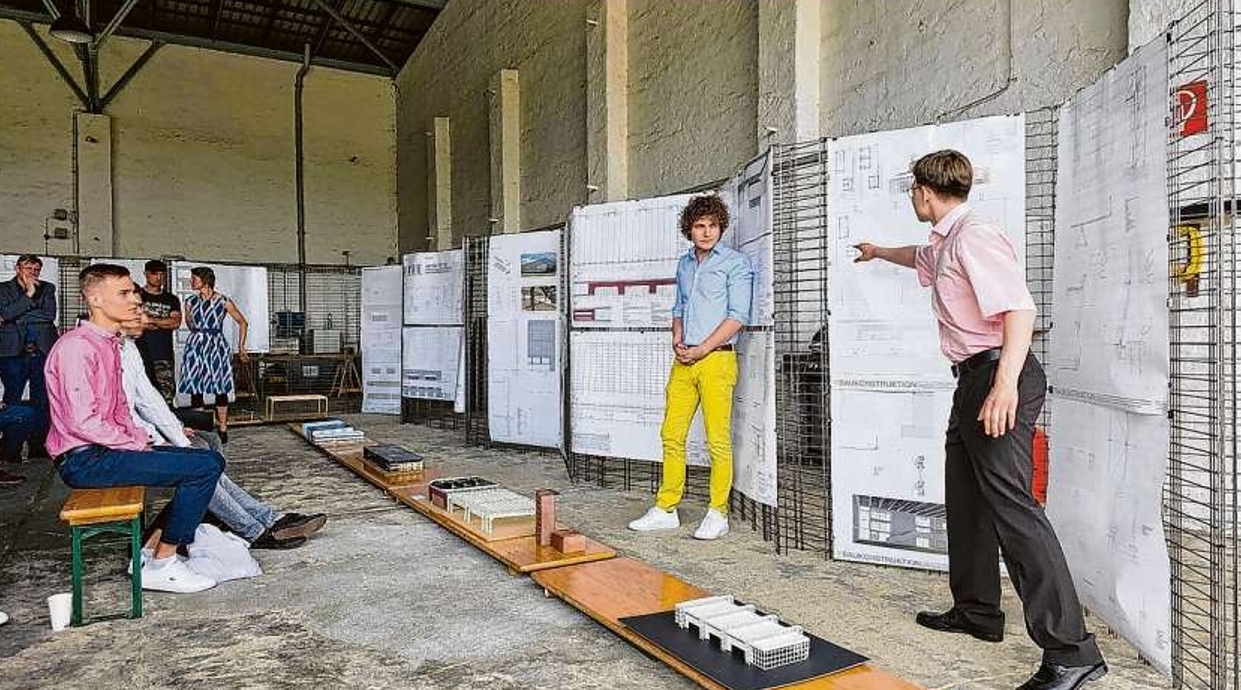 Bauingenieur- und Architektur-Studenten der BTU Cottbus-Senftenberg präsentieren ihre Pläne und Modelle für eine Hallenkonstruktion inklusive Sozialbereich auf dem Flugplatzgelände Neuhausen.