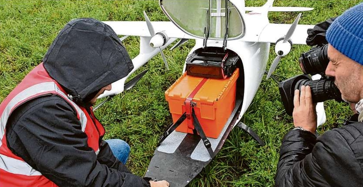 Nach der Landung der Drohne bei Kahren entnimmt FlightOperator Yahya Abulf Arat von Phoenix-Wings ihr den Container mit den vermeintlichen Laborproben. Seit zwei Jahren laufen die Vorbereitungen für den ersten Drohnen-Flug von Guben nach Cottbus.