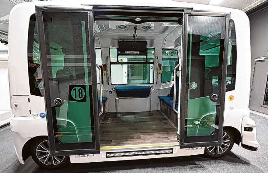 Barrierefrei: Die Türen öffnen sich zur Seite, dann wird das Fahrzeug etwas abgesenkt, und es fährt automatisch die Rampe herunter.