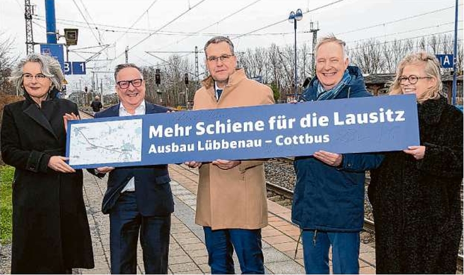 Susanne Henckel (l.), Rainer Genilke, Ute Bonde (r.), und Alexander Kaczmarek (2.v.r.), überreichen Lübbenaus Bürgermeister Helmut Wenzel ein Schild zum Ausbau.