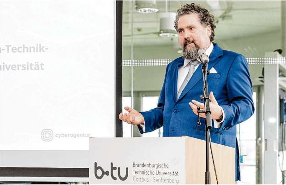Thorsten Zander, Geschäftsführer und Projektleiter von Zander Labs aus Cottbus, bei einer Rede Mitte Dezember – das Unternehmen soll in vier Jahren neurotechnologische Prototypen, zur Interaktion zwischen Mensch und Maschine, entwickeln.