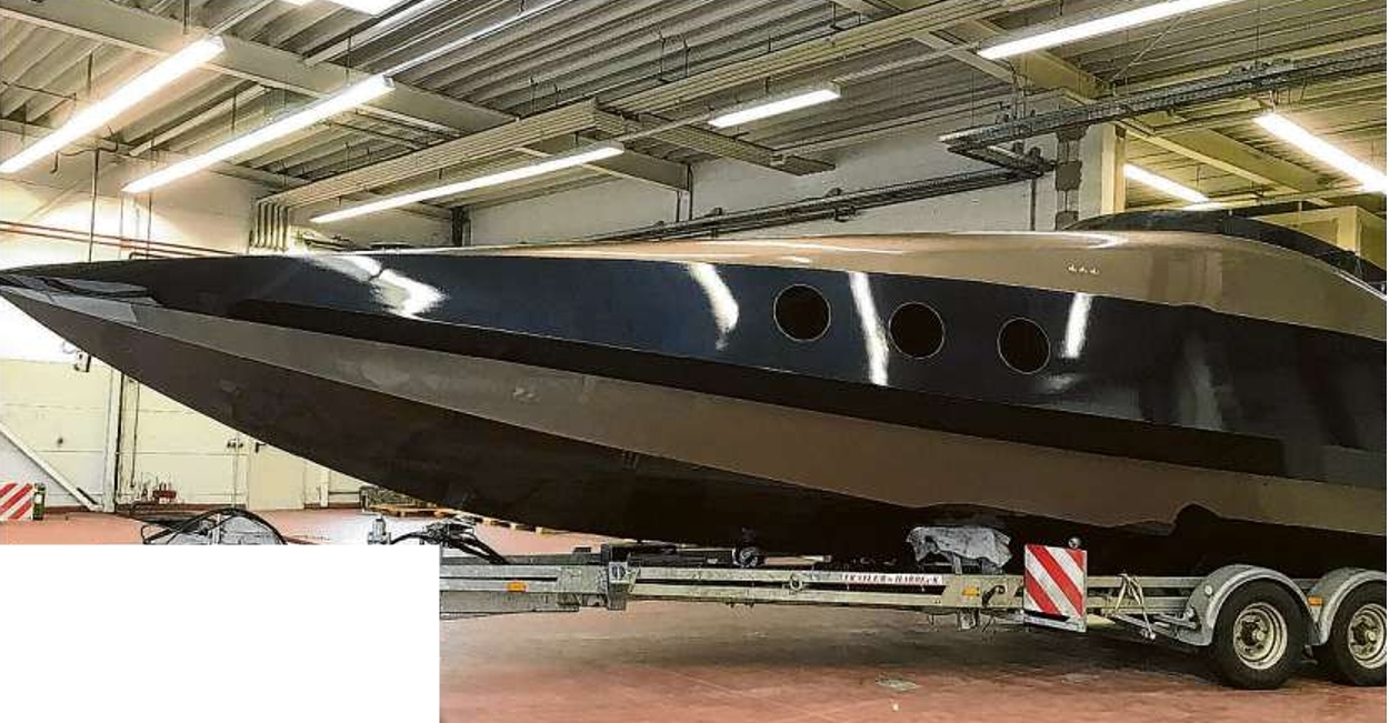 Wo einst Autos repariert worden sind, steht die Yacht Mayla bereit für den Transport aufs Wasser.