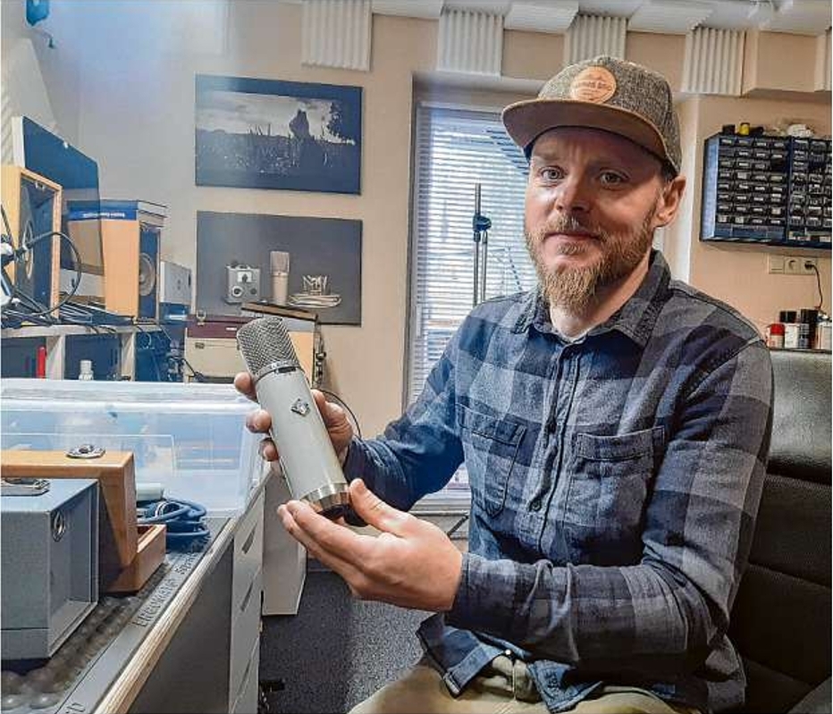 Mikrofon-Experte Andreas Stenzel (45) aus Forst mit einem AKG/ Telefunken ELAM  251, das er für den Berliner Musikproduzenten Marek Pompetzki instandgesetzt hat.