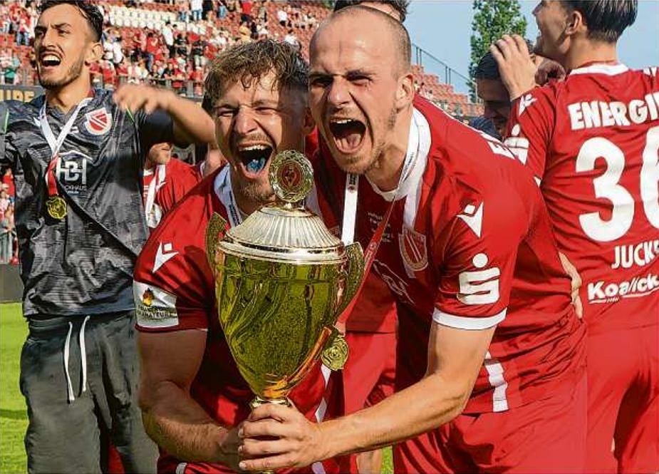 Party-Marathon bei Energie Cottbus: Hier feiern Jonas Hofmann (links) und Phil Halbauer nach dem3:1- Finalsieg gegen den SV Babelsberg im Brandenburger Landespokal.