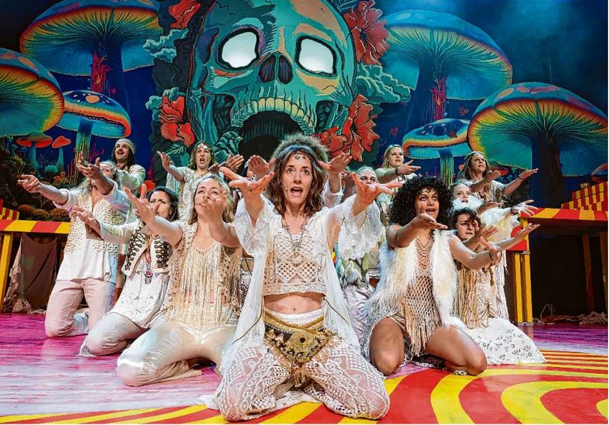 Blumenkinder am Senftenberger See: Szene aus dem Musical „Hair“ der Neuen Bühne Senftenberg.