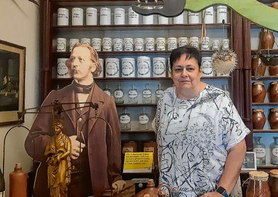 Annette Schiffner, Leiterin des Apothekenmuseums, mit einem prominenten Berufskollegen: „Richtig, Theodor Fontane hat auf Drängen seines Vaters den Beruf des Apothekers erlernt, bevor er als Schriftsteller durch die Lande gezogen ist.