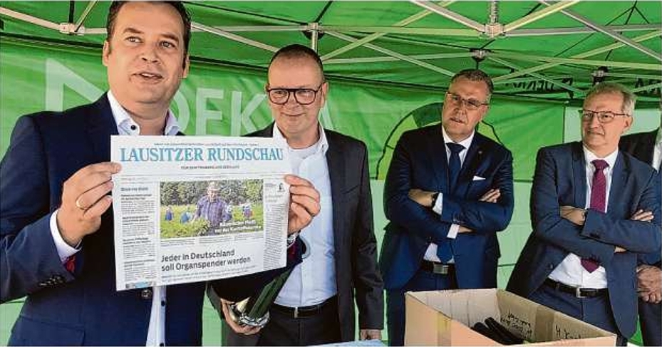 Erik Pellmann und Guido Kutschera(Dekra v.l.) füllen eine Zeitkapsel mit Dokumenten. Brandenburgs Infrastrukturminister Rainer Genilke und Staatssekretär Hendrik Fischer (r.) aus dem Wirtschaftsministerium verfolgen das traditionelle Prozedere.
