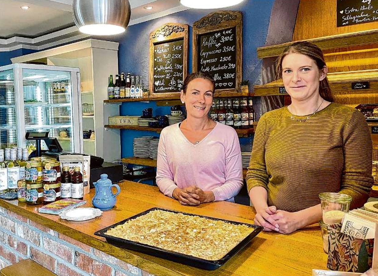 Setzen auf beliebte Blechkuchen, Torten und Macarons in kulturvollem Ambiente: Katrin Küster (l.)und Juliane Eichler in der Vila Raduš in Raddusch im Spreewald. Das Café ist ein beliebter Anlaufpunkt für Radtouristen.