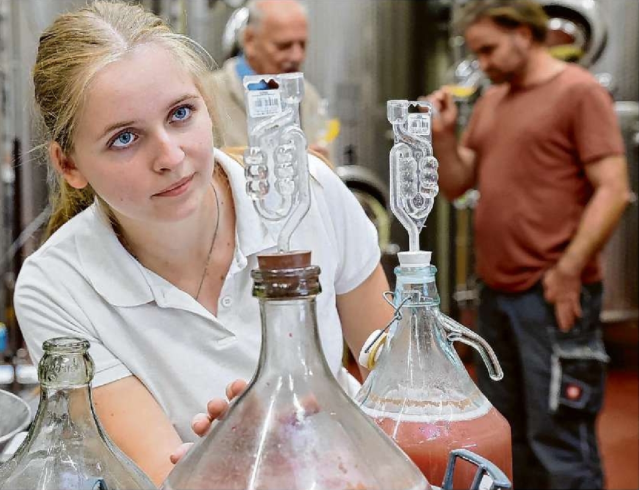 Das Weingut Marbach bildet die 19-jährige Axinja Aurelie Laubmann zur Weintechnologin aus. Sie ist die Erste, die diesen Beruf in Brandenburg  erlernt. Für den Berufsschulunterricht muss sie nach Neustadt an der Weinstraße fahren. 