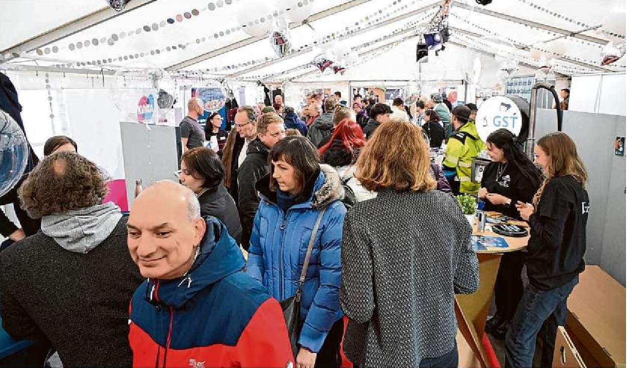 Großer Andrang von Anfang an. Der inzwischen schon traditionelle Rückkehrertag mit  dem „Markt der 1000 Jobs“ auf dem Altmarkt in Cottbus zieht viele Interessierte an.