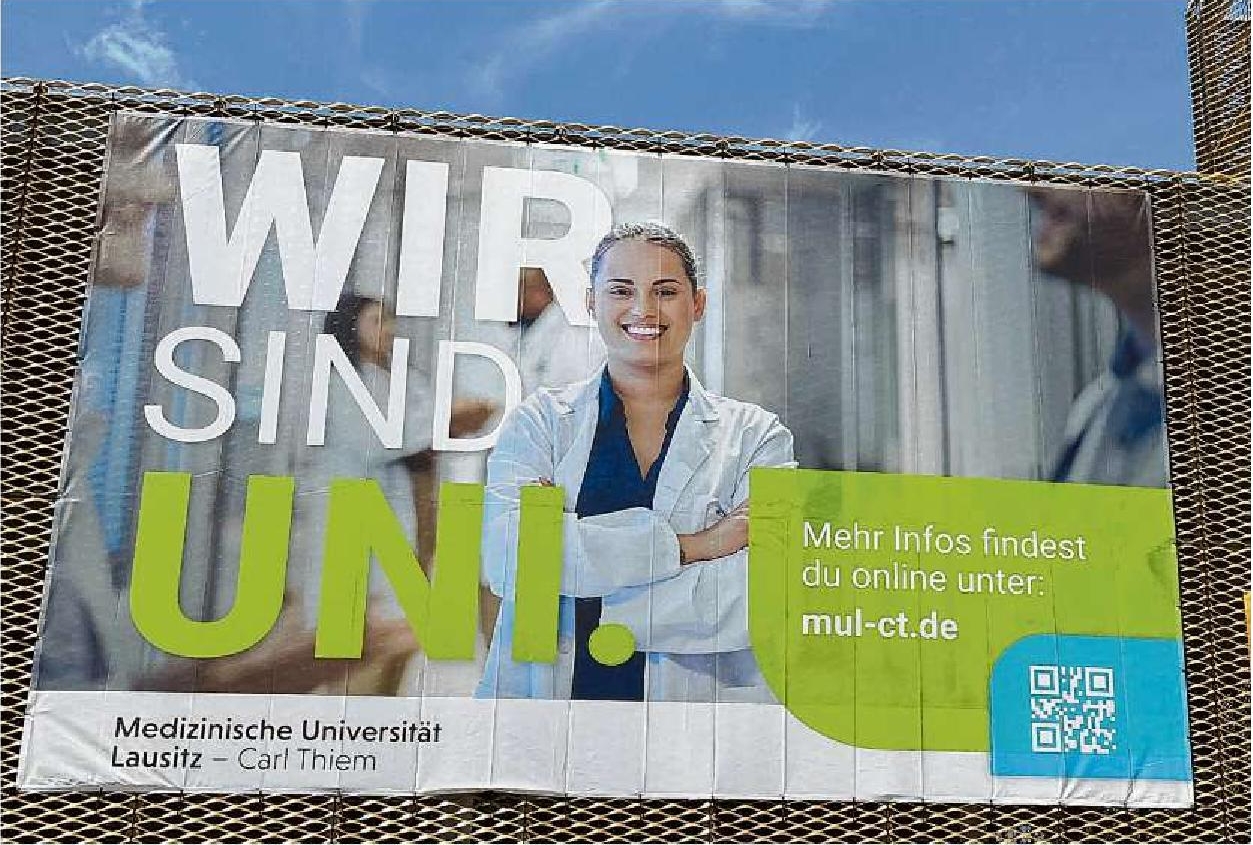  Der Aufbau der neuen Universitätsmedizin in Cottbus ist ein Mammutprojekt. Doch bevor der Lehrbetrieb im Winter 2026 startet, müssen noch zahlreiche Spitzenprofessoren gewonnen werden. Wie läuft das ab?
