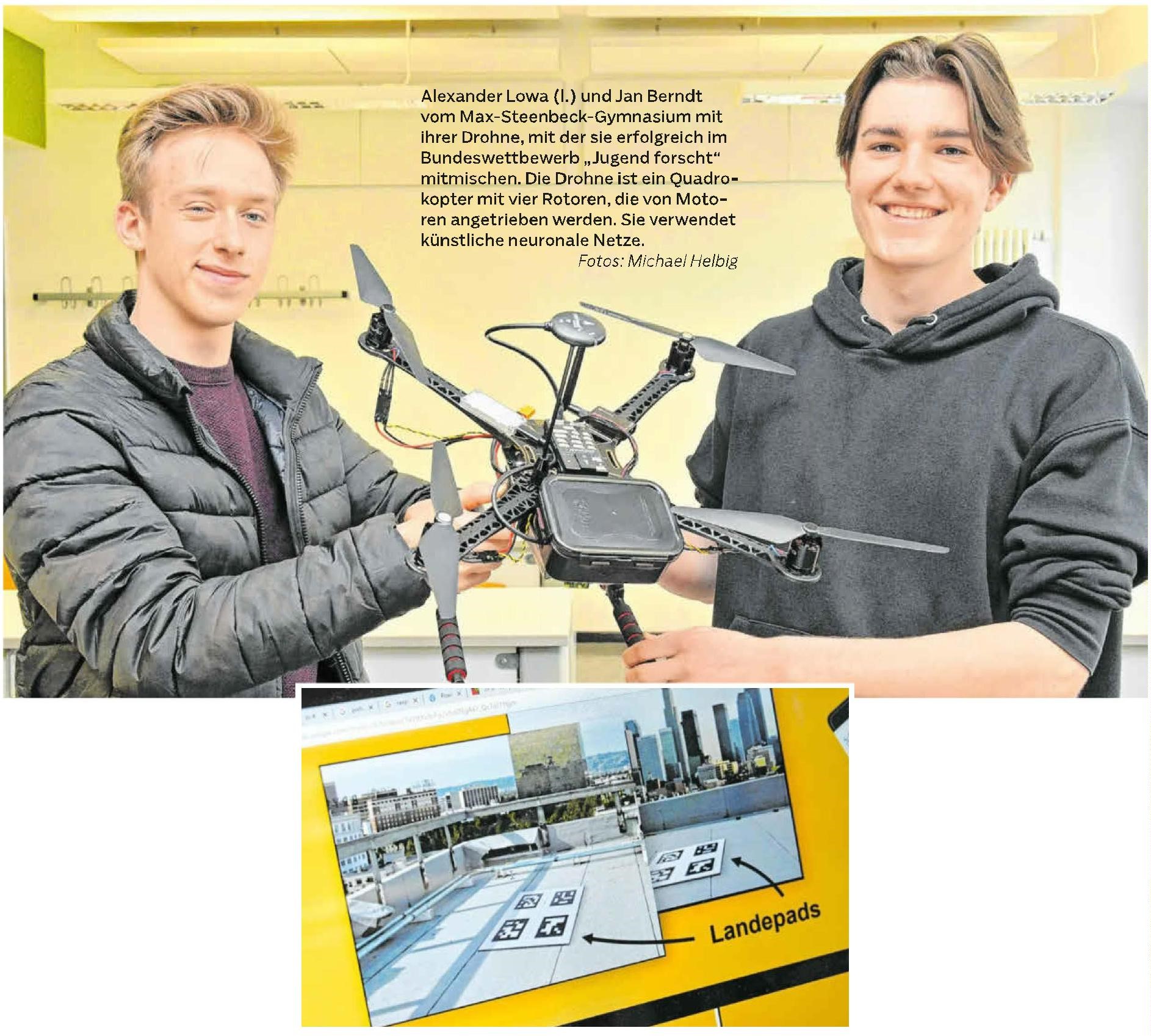 Alexander Lowa (l.) und Jan Berndt vom Max-Steenbeck-Gymnasium mit ihrer Drohne, mit der sie erfolgreich im Bundeswettbewerb „Jugend forscht“ mitmischen. Die Drohne ist ein Quadrokopter mit vier Rotoren, die von Motoren angetrieben werden. 
