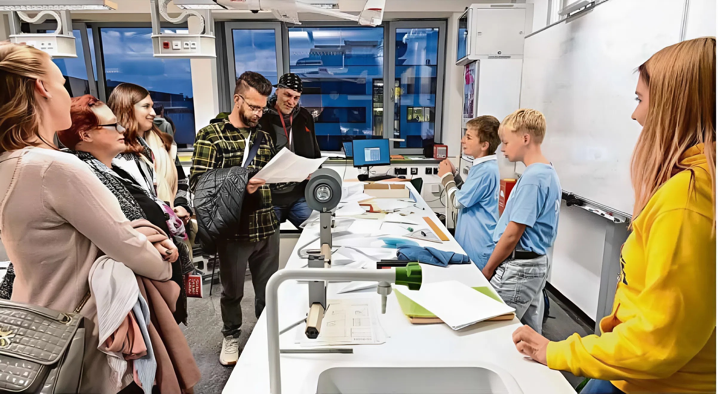 Bei der Nacht der kreativen Köpfe in Cottbus hat auch das Max-Steenbeck-Gymnasium mitgemacht. Hier hält ein Fünftklässler einen Vortrag über schwarze Löcher in den Galaxien. Das Interesse an Plätzen auf dem Gymnasium ist groß.
