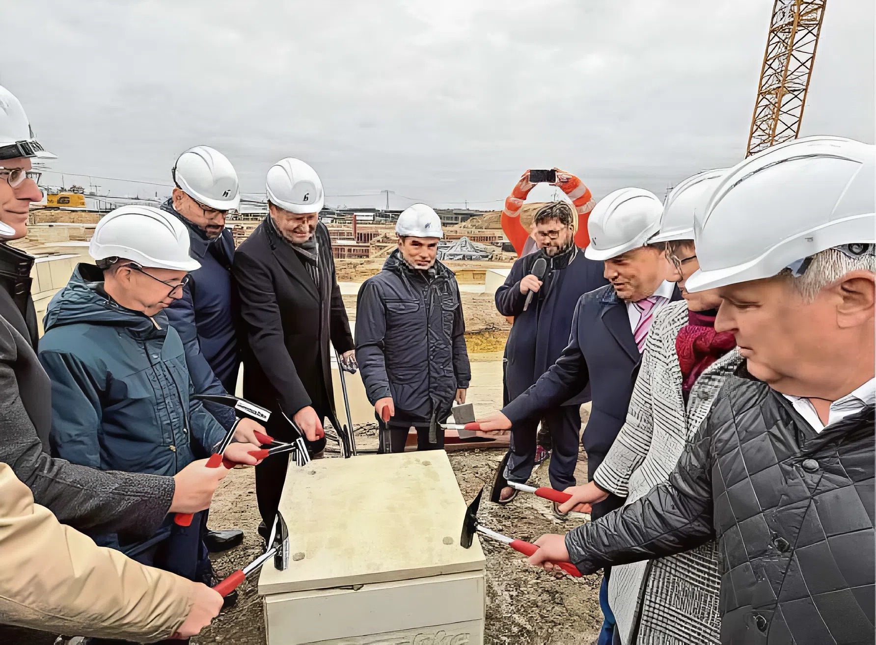 Symbolische Grundsteinlegung für das Leistungszentrum Lausitz in der neuen Mitte von Schwarzheide: Mit von der Partie ist auch die Brandenburger Ministerin Kathrin Schneider.