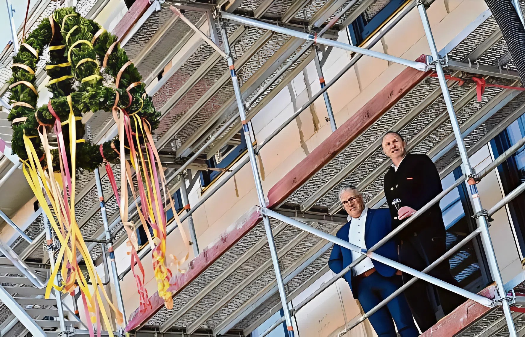 Links: Dirk Lohne, Vorstandsvorsitzender des gemeinnützigen Bildungsvereins des Berufsbildungswerkes, rechts: Mike Duhra, Zimmerermeister.