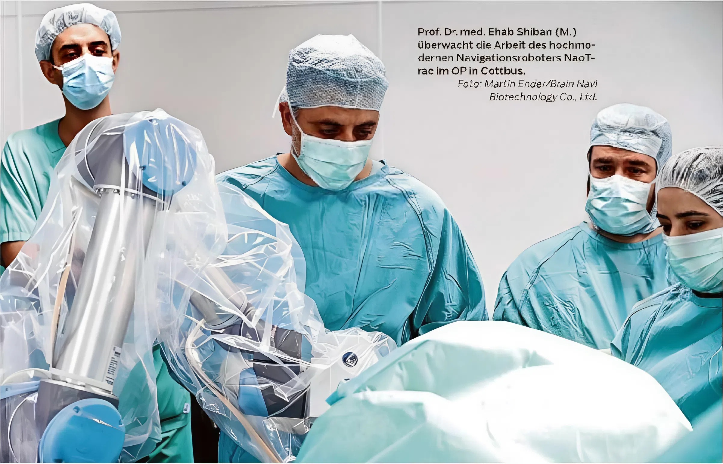 Prof. Dr. med. Ehab Shiban (M) überwacht die Arbeit des hochmodernen Navigationsroboters NaoT-rac im OP in Cottbus.