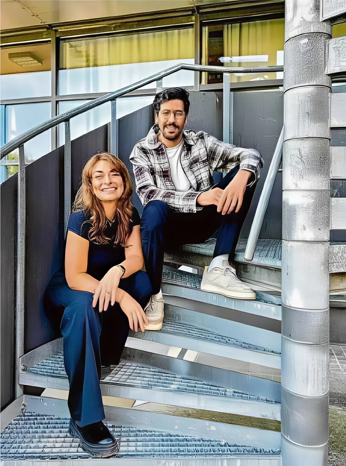 Laura und Mo, besser bekannt als das DJ-Duo Mochis, bringen Cottbus zum Tanzen. Mit ihrer Uni-Fete füllen sie die Clubs der Stadt und ziehen dabei Menschen aus allen Richtungen an.