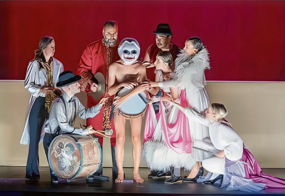 Szenenfoto aus dem Hauptmann von Köpenick mit (v.l.n.r.): Charlotte Müller, Benjamin Kühni, Gunnar Golkowski, Torben Appel (mit Maske), Markus Paul, Charlie Schülke, Ariadne Pabst und Lucie Luise Thiede.