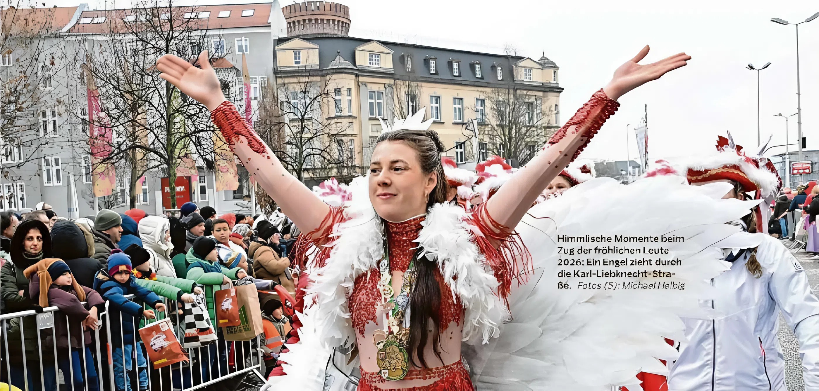 Himmlische Momente beim Zug der fröhlichen Leute 2026: Ein Engel zieht durch die Karl-Liebknecht-Straße.