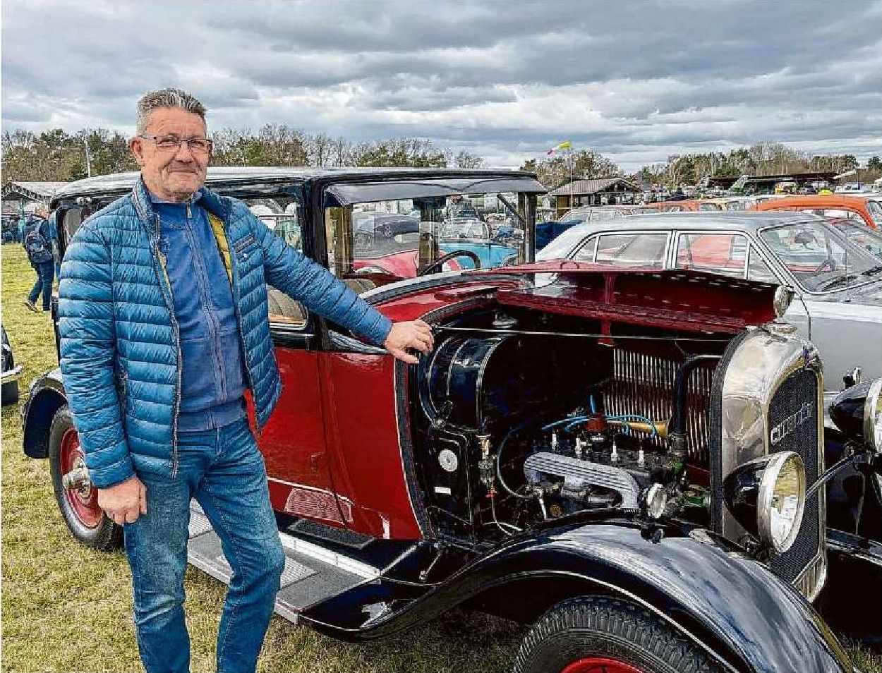 Dieter Gottschalk aus Spremberg ist stolzer Besitzer eines Citroen AC4, Baujahr 1930. Er war beim Oldtimertreffen auf dem Gelände des Flugplatzmuseums in Cottbus mit dabei.