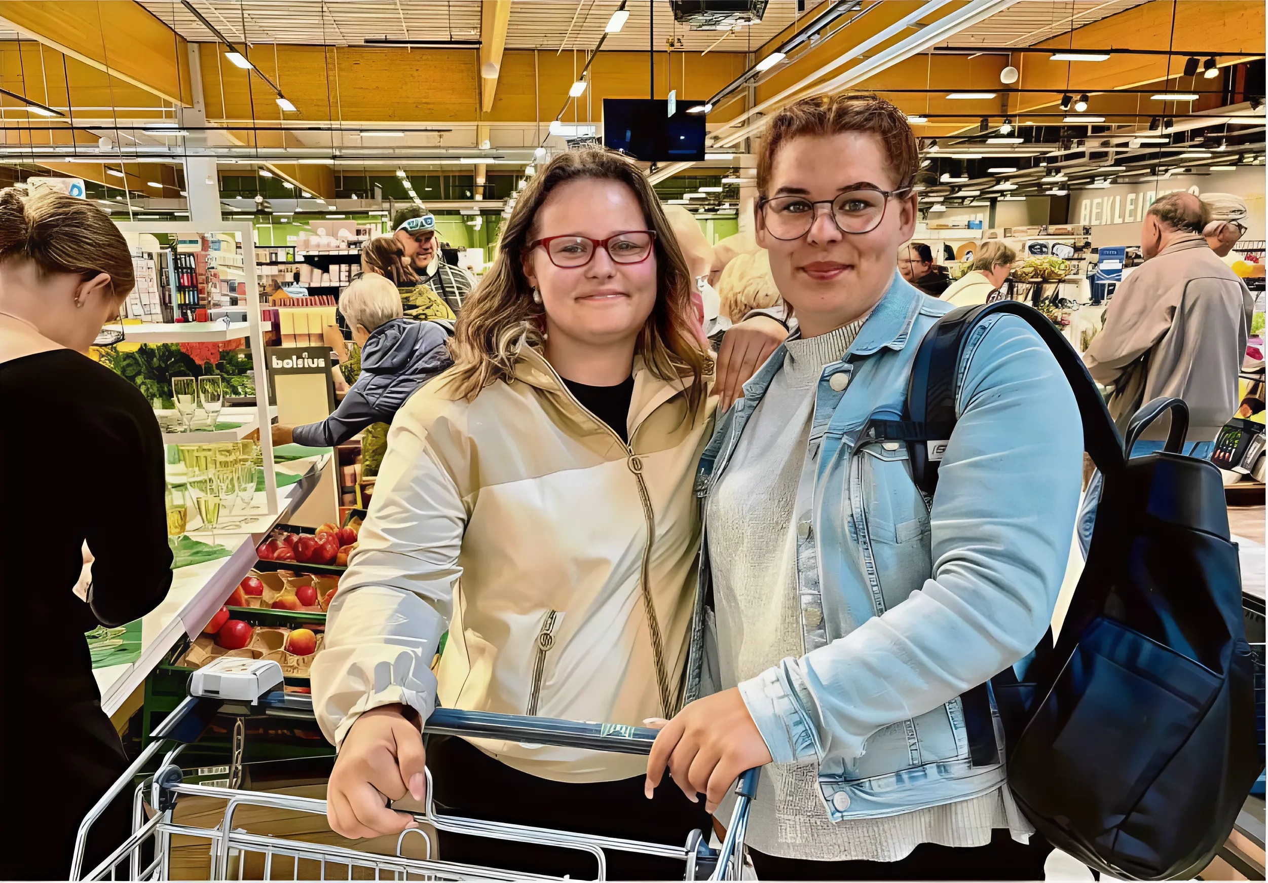  Michelle Kretzschmann (l.) und Lilly Goral gehören zu den ersten Kunden im neueröffneten Marktkauf im Lausitz Park in Cottbus. Mehr als 100 Millionen Euro investiert die Edeka-Gruppe in den Standort.