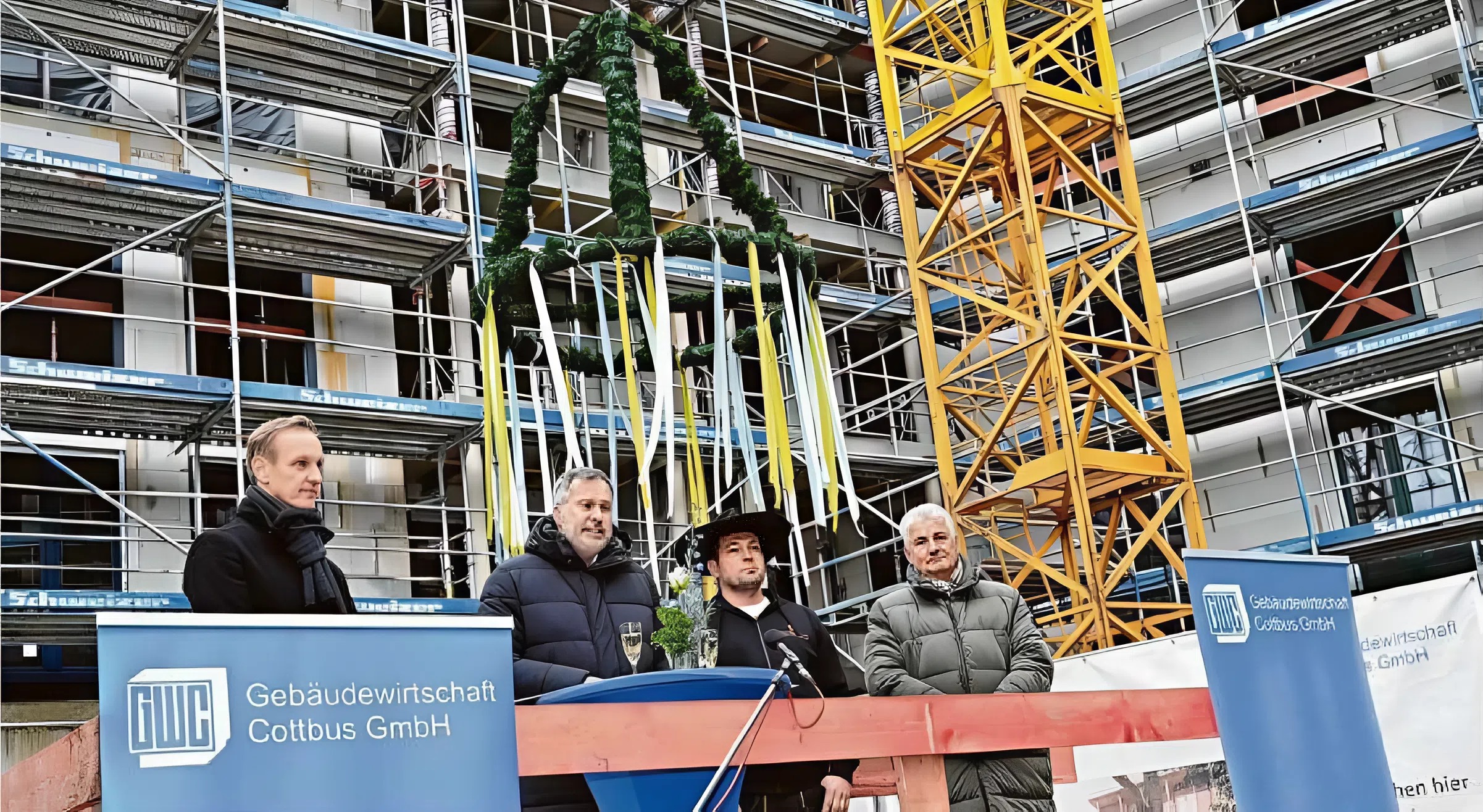 Richtfest fürs Wohnquartier: GWC-Geschäftsführer Sebastian Herke, OB und GWC-Aufsichtsratschef Tobias Schick, Zimmermann Toni Hannusch von der Cottbuser Firma Böhm Bedachung und Jörg Schnapke, Geschäftsführer des Cottbuser Generalunternehmers Sternbau (v.l.)