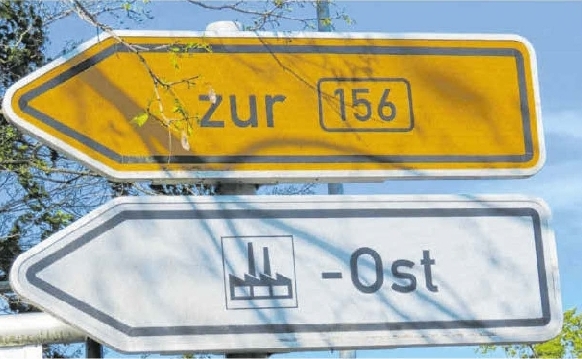 An der Forster Landstraße verweist ein Verkehrsschild auf das Spremberger Industriegebiet Ost. Dort sollen künftig auch Lebensmittel produziert werden. Ein Termin für den ersten Spatenstich steht bislang aber noch nicht.