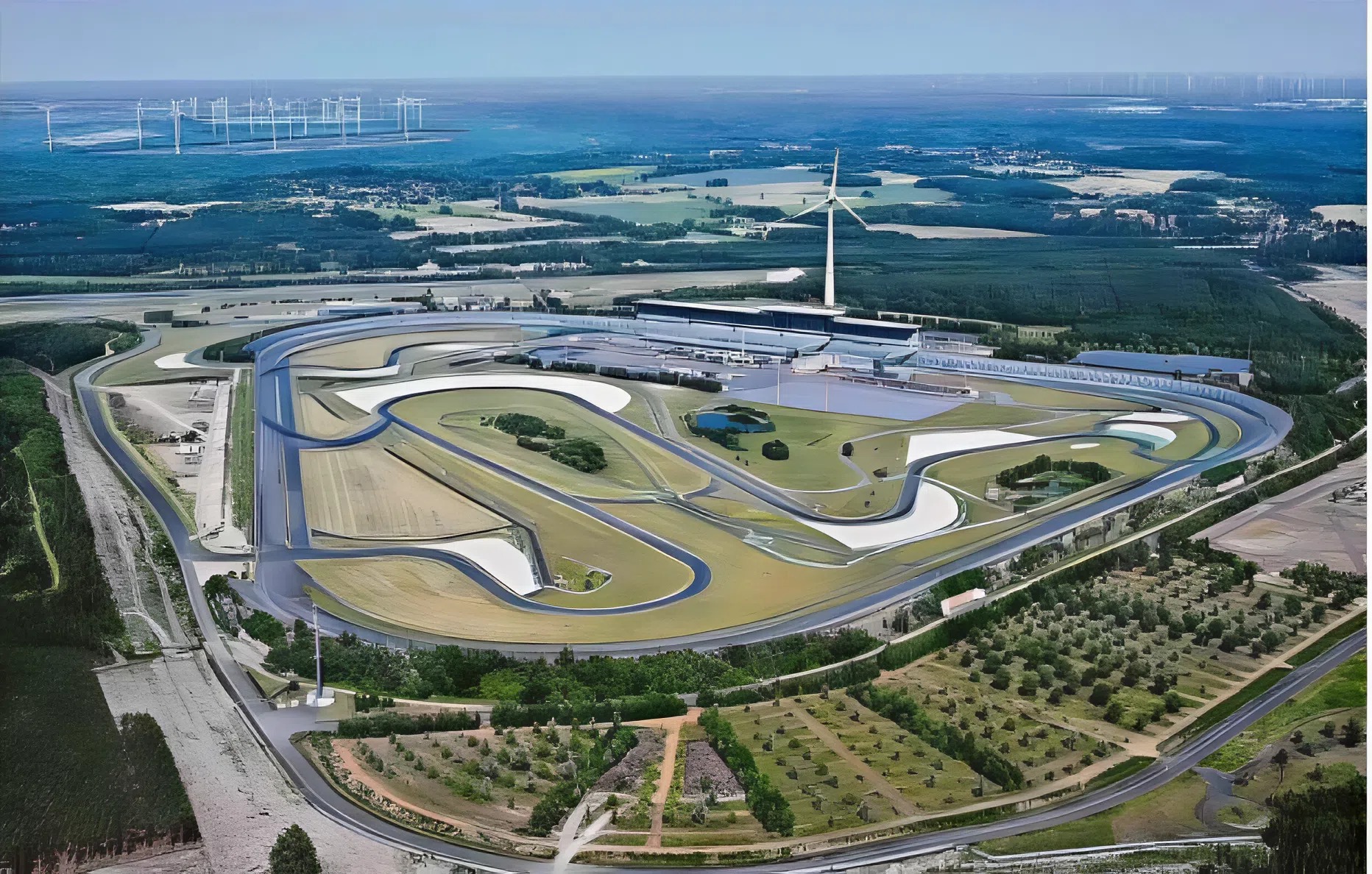  Seit 25 Jahren gehört der Lausitzring in Klettwitz zur Region Südbrandenburg. Die Rennstrecke gilt wegen ihrer guten Übersicht als besonders zuschauerfreundlich. Von nahe zu jeder Sitzposition können Besucher das gesamte Renngeschehen beobachten.