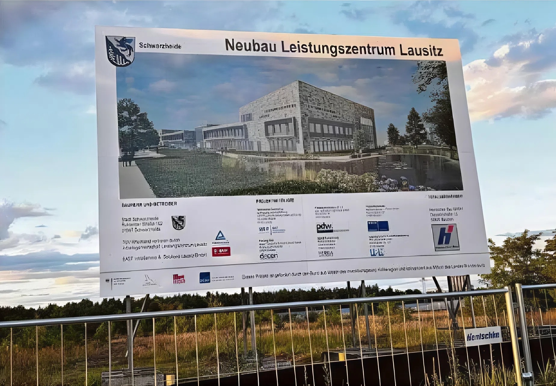 Seit kurzem steht die Bautafel für das Leistungszentrum Schwarzheide neben dem Heidecenter.