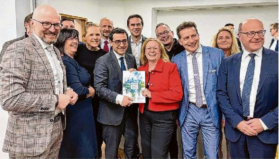Mitglieder der Task Force Net Zero Valley Lausitz in Brüssel: Thomas Kralinski, Christine Herntier, dahinter Hendryk Balko, Dr. Maria Marquardt, Dr. Stephan Meyer, EU-Kommissar Stéphane Séjourné, Dr. Markus Niggemann, Dr. Friederike Haase, Marco Bayer ...