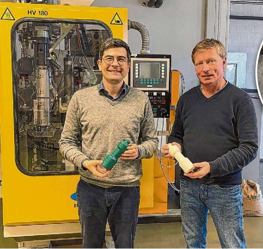 Dr.Jens Balko(l.), Leiter des Verarbeitungstechnikums Biopolymere Schwarzheide und Heiko Ziller, technischer Mitarbeiter, zeigen eigens produzierte Flaschen aus Bio-Kunststoff.