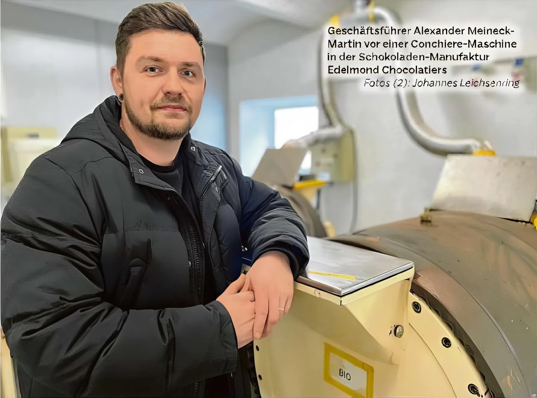 Geschäftsführer Alexander Meineck Martin vor einer Conchiere-Maschine in der Schokoladen-Manufaktur Edelmond Chocolatiers