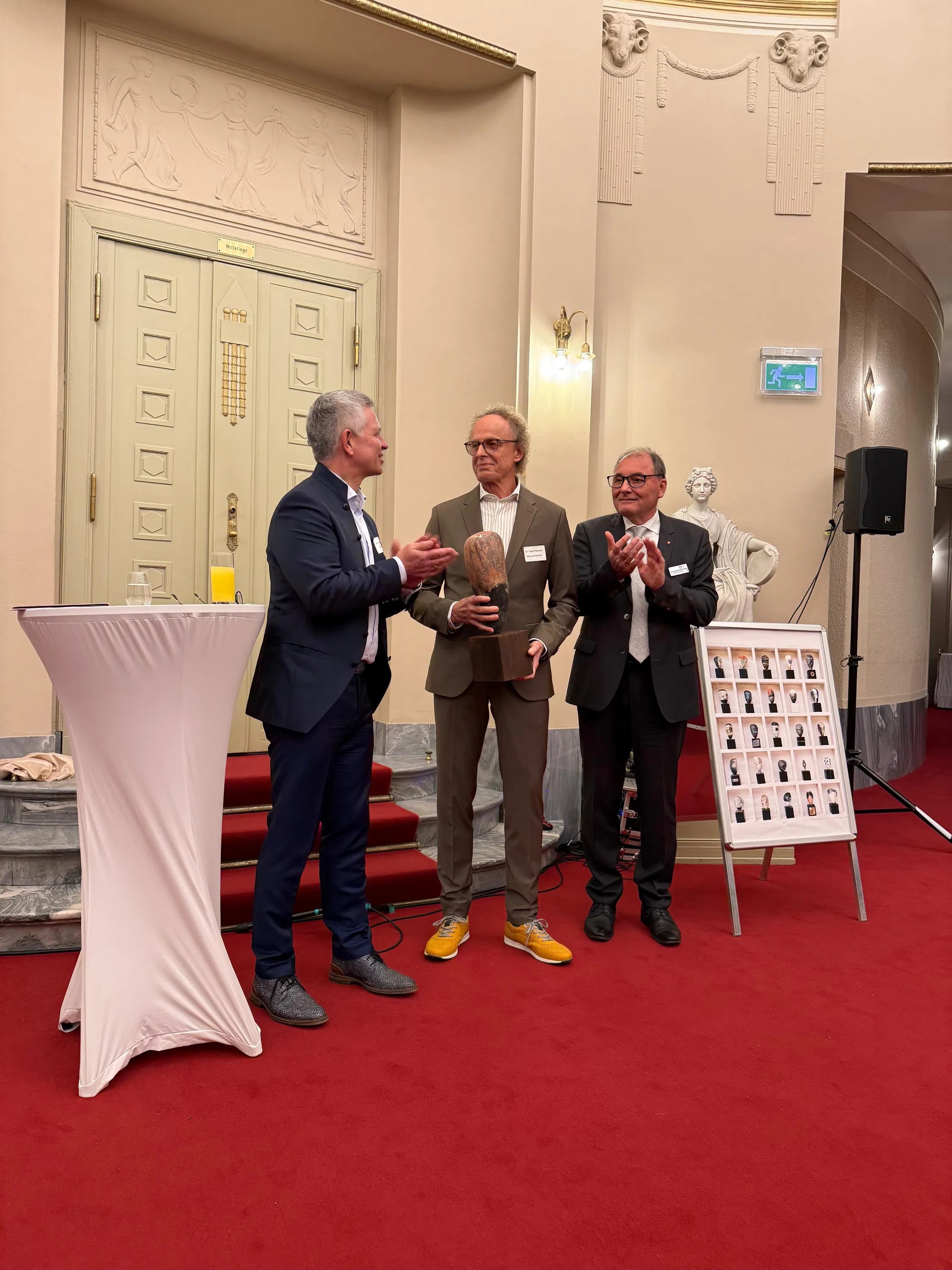 Ralf Henkler, Leiter Wirtschaftsregion Brandenburg Süd-Ost, (l.) und Carsten Böhm, Leiter des Kreisverbandes Elbe-Elster, überreichen Frank Hamann (M.) den Preis.